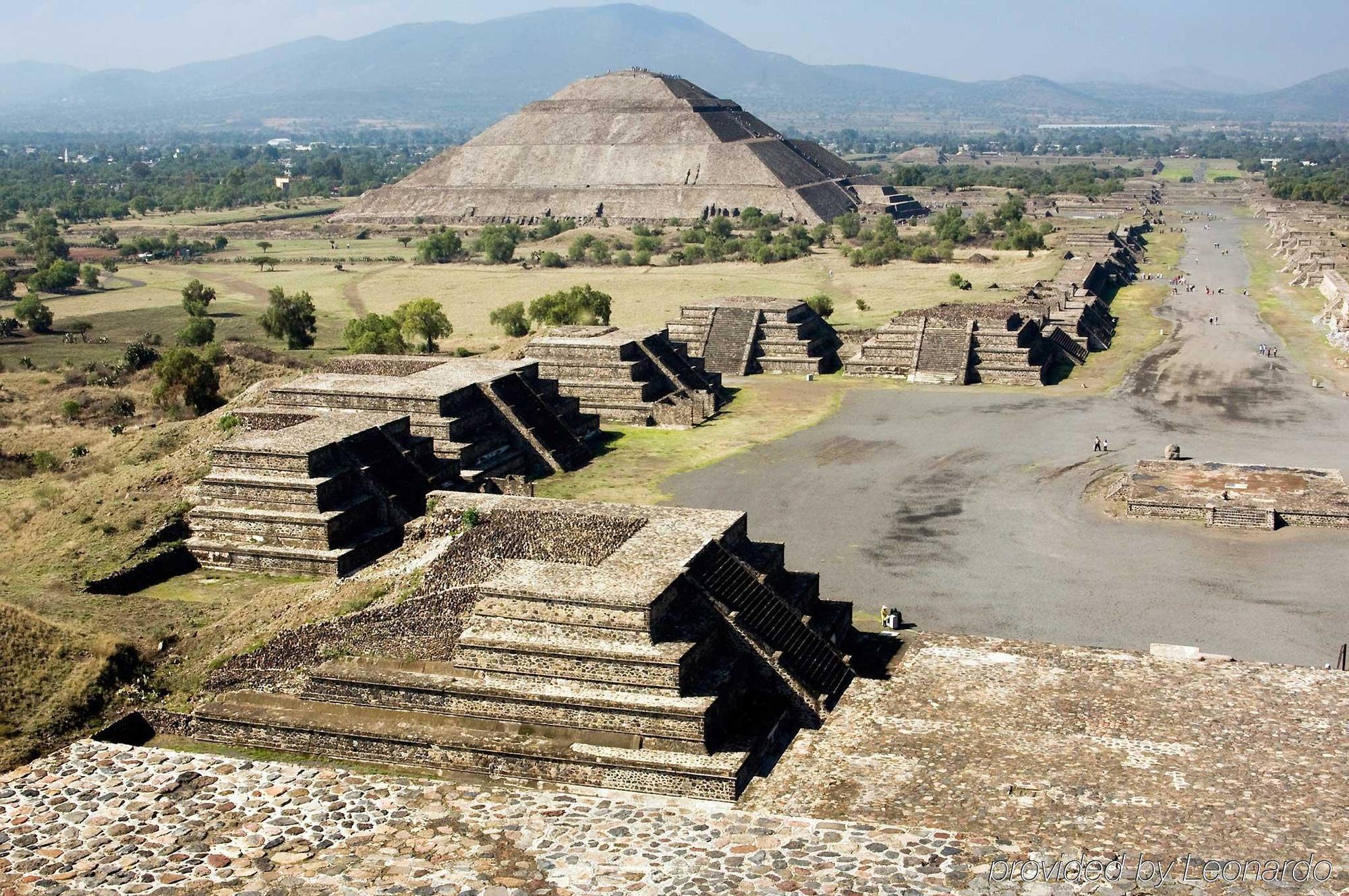 ホテル ノボテル メキシコシティ サンタフェ エクステリア 写真